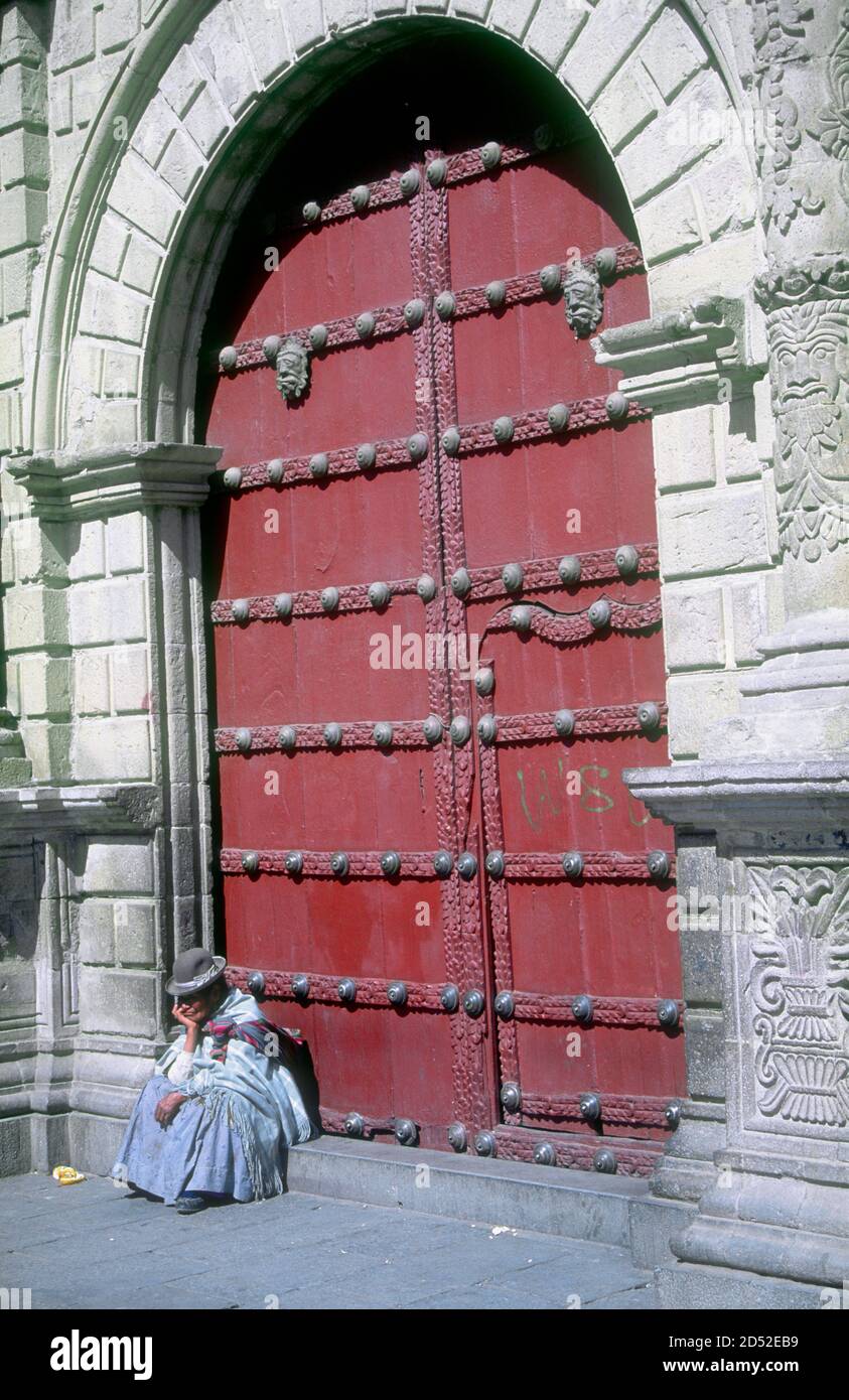 A chola se trouve contre les portes de la basilique de San Francisco dans la ville de la Paz, en Bolivie, une église catholique sous l'advocation de Saint François d'Assise. C'est un point central du centre-ville, en face de la place qui porte son nom, Plaza San Francisco. Il a été construit entre 1743 et 1790 dans le style baroque andin. Sa tour a été construite à la fin du XIXe siècle. Banque D'Images