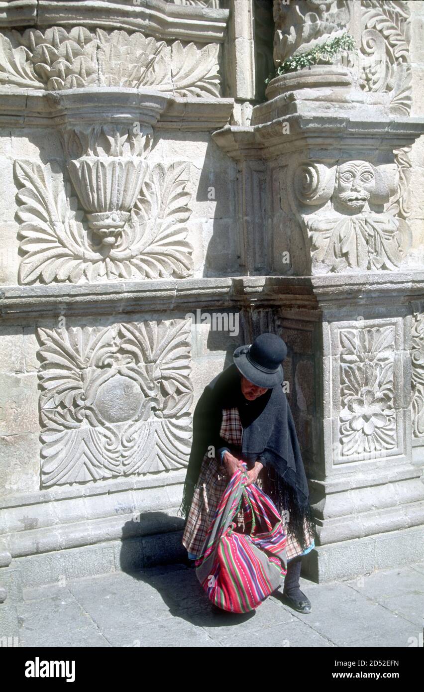 Une chola à l'extérieur de la basilique de San Francisco dans la ville de la Paz, en Bolivie, une église catholique sous l'advocation de Saint François d'Assise. C'est un point central du centre-ville, en face de la place qui porte son nom, Plaza San Francisco. Il a été construit entre 1743 et 1790 dans le style baroque andin. Sa tour a été construite à la fin du XIXe siècle. Banque D'Images