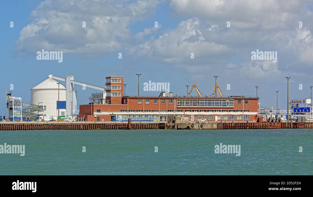 Quai le long d'un quai avec silo et grues dans le port de Calais, France, France Banque D'Images