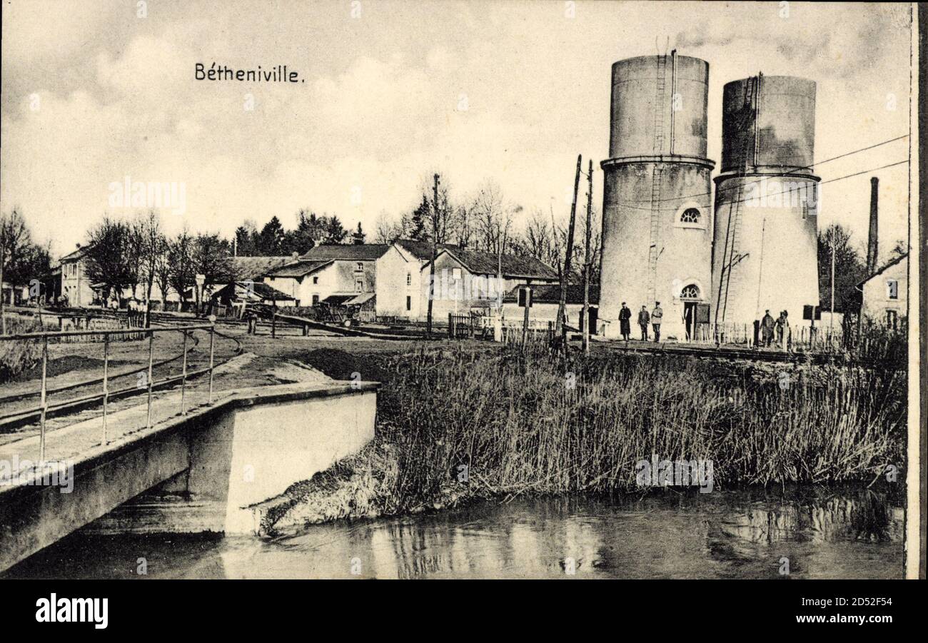 Bétheniville Marne, Industrieanlagen, Schornsteine, Eisenbahnbrücke | utilisation dans le monde entier Banque D'Images