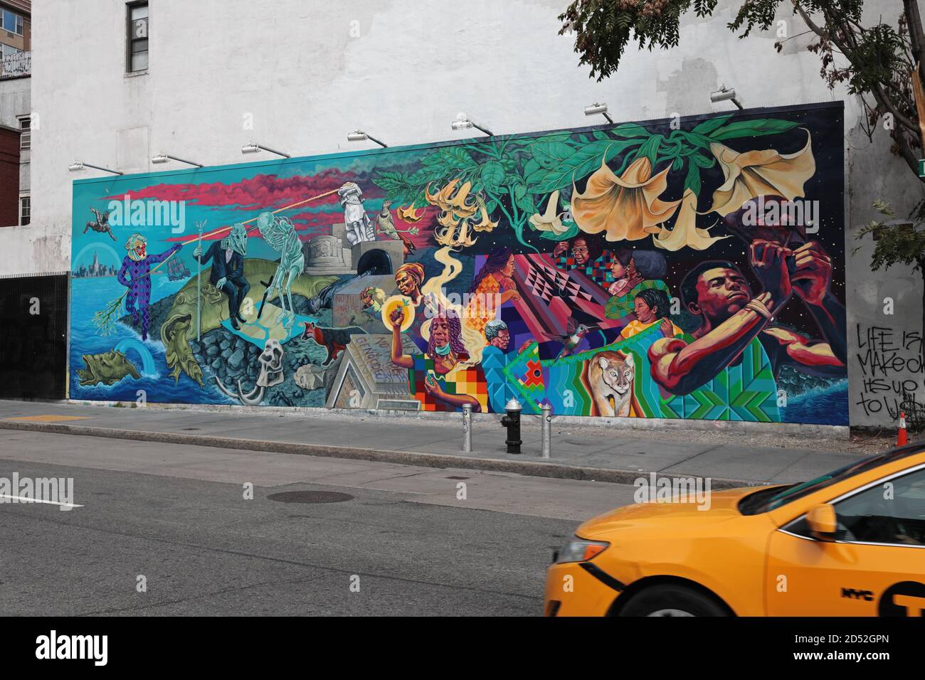 Fresque des artistes de Groundswell et Raul Ayala ont le droit d'ouvrir un portail sur le mur mural de Houston Bowery à New York. Banque D'Images