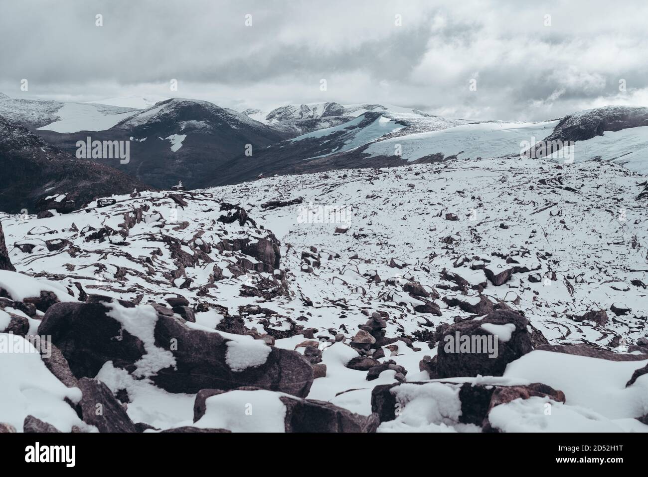 Vue sur le paysage de montagne enneigé depuis le sommet de Dalsnibba Norvège un jour de forte luminosité Banque D'Images