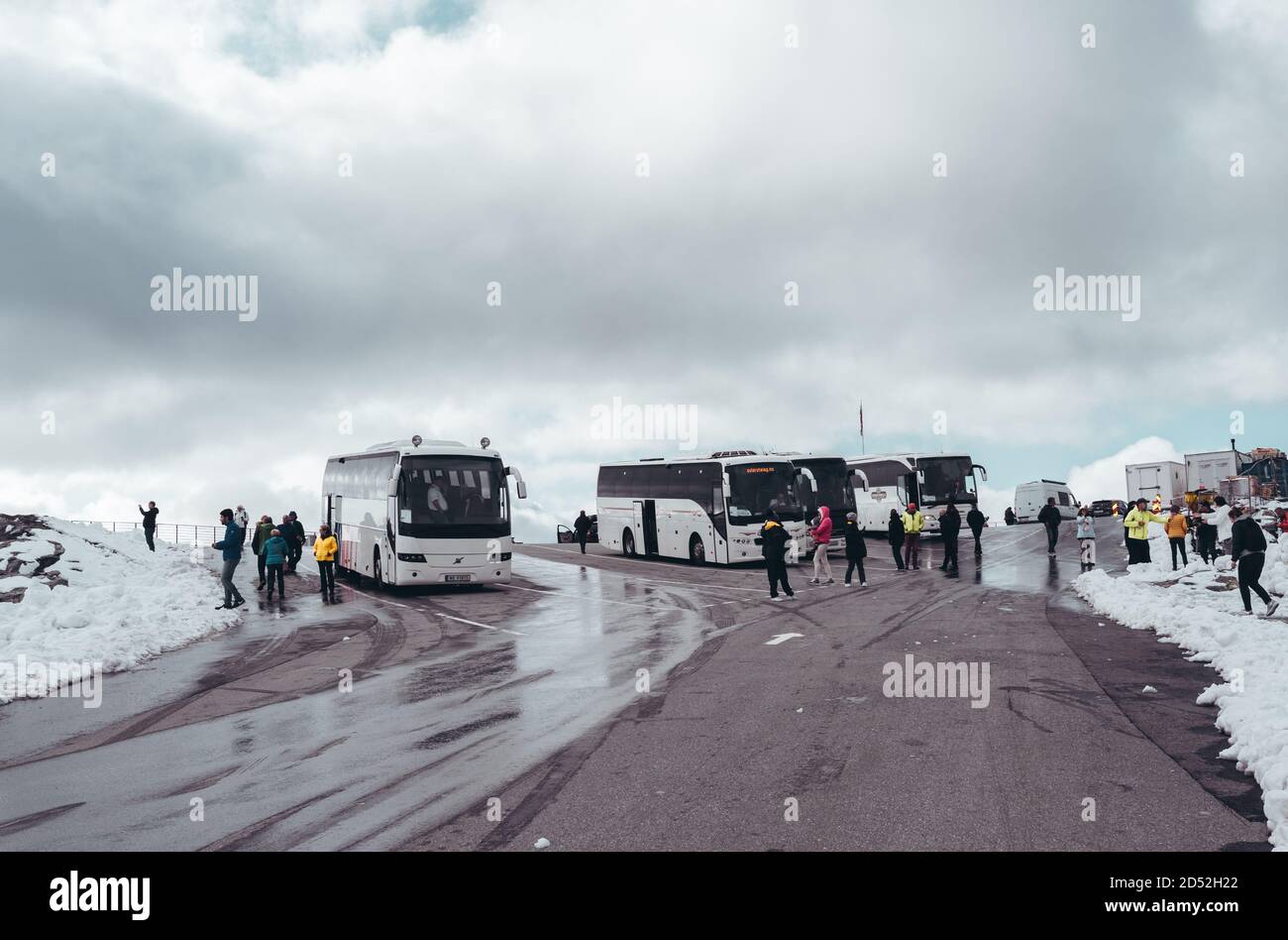 Editorial 09.07.2019 Dalsnibba Norvège, bus et touristes sur le parking au sommet de Dalsnibba avec de la neige par temps lumineux Banque D'Images