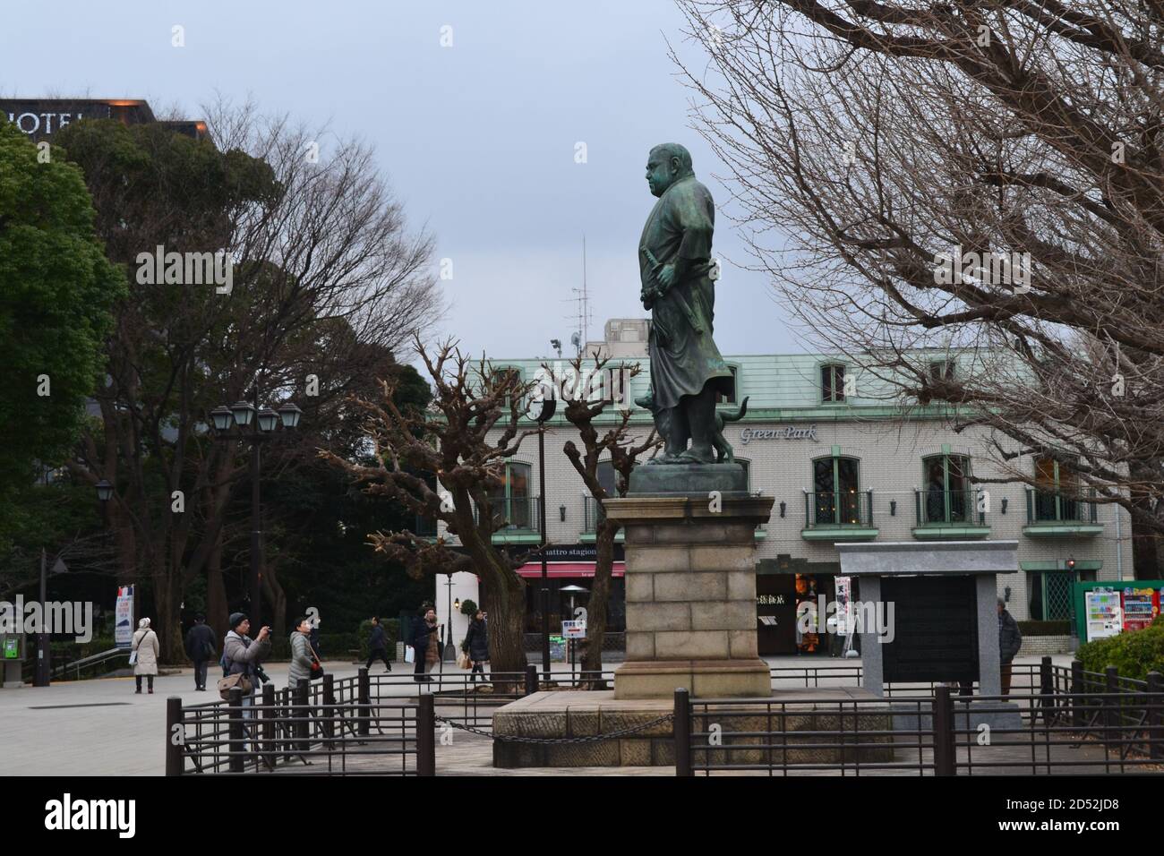 Tokyo, Japon-2/23/16: Rassemblement touristique et prise de photos de la statue de Saigo Takamori située dans le parc Ueno. Banque D'Images