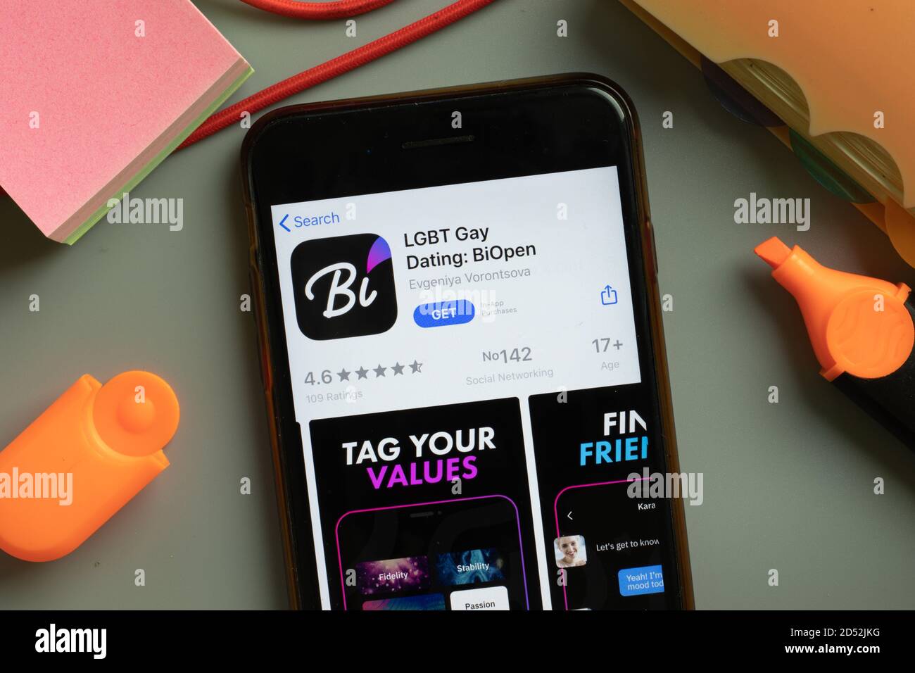 New York, Etats-Unis - 29 septembre 2020: Logo de l'application mobile BiOpen LGBT gay Dating sur l'écran du téléphone gros plan, éditorial Banque D'Images