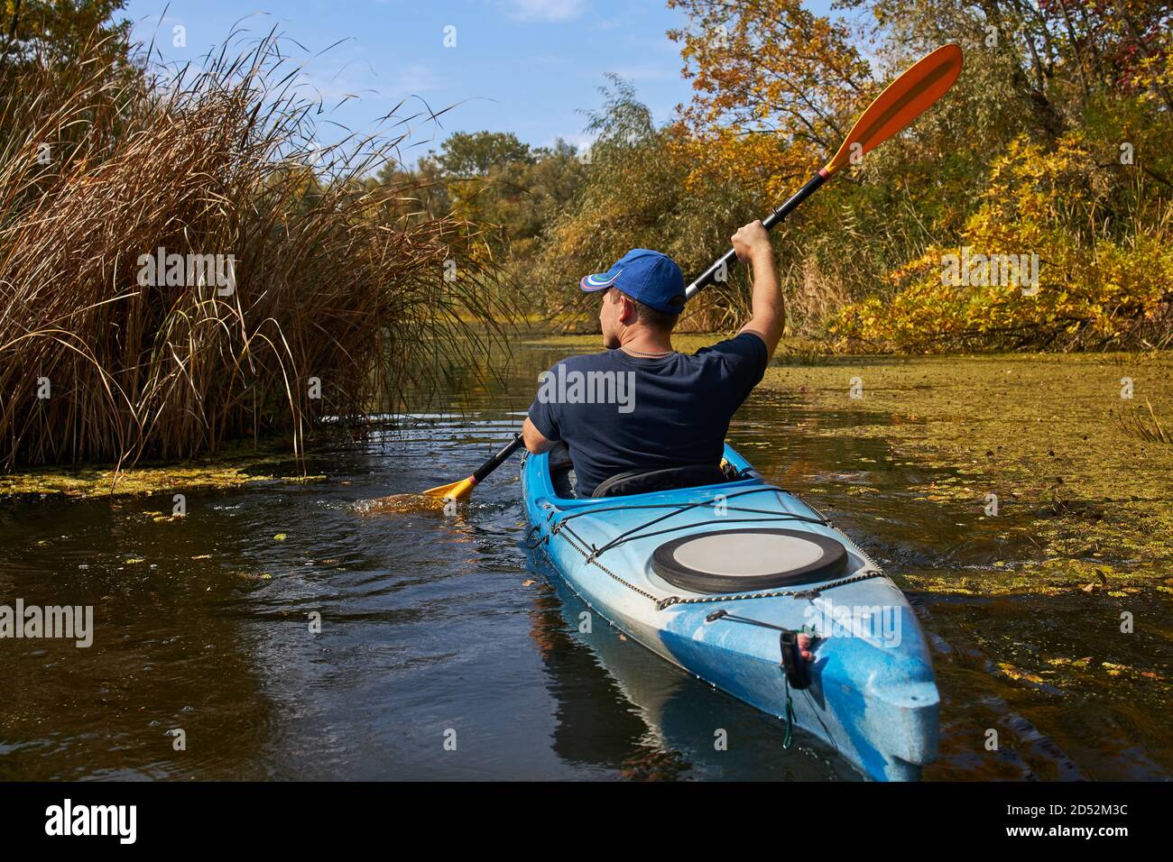 Homme kayak sur le lac en automne. Le tourisme actif. Banque D'Images