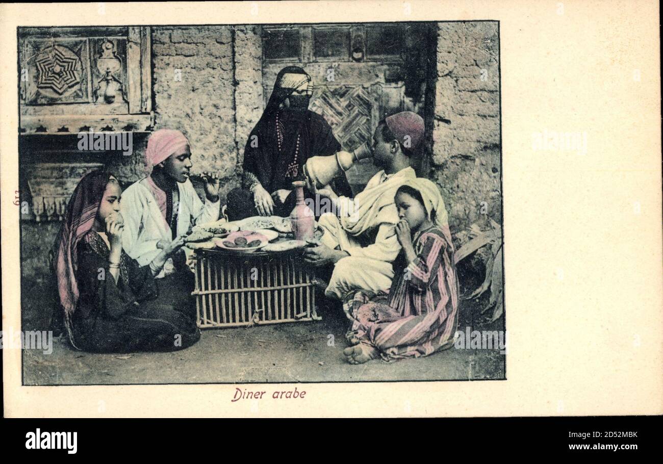 Diner arabe, Arabische Typen beim Essen, Wasserkrug, Muslime | utilisation dans le monde entier Banque D'Images