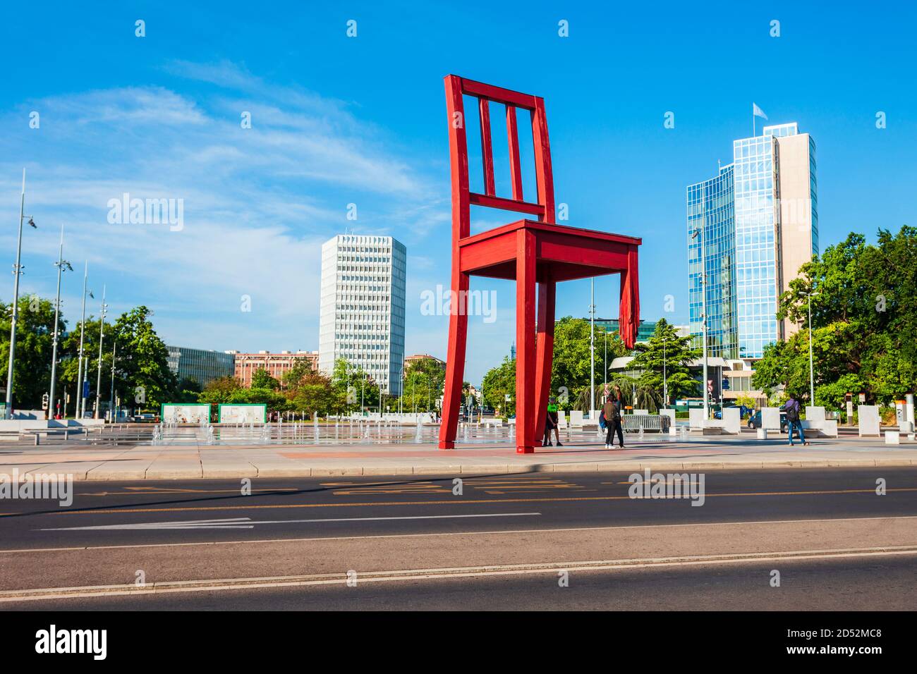 Genève, SUISSE - Le 20 juillet 2019 : Rupture de la chaise ou chaise Cassee est une sculpture en bois par l'artiste suisse Daniel Berset et Louis Geneve à Genève Banque D'Images