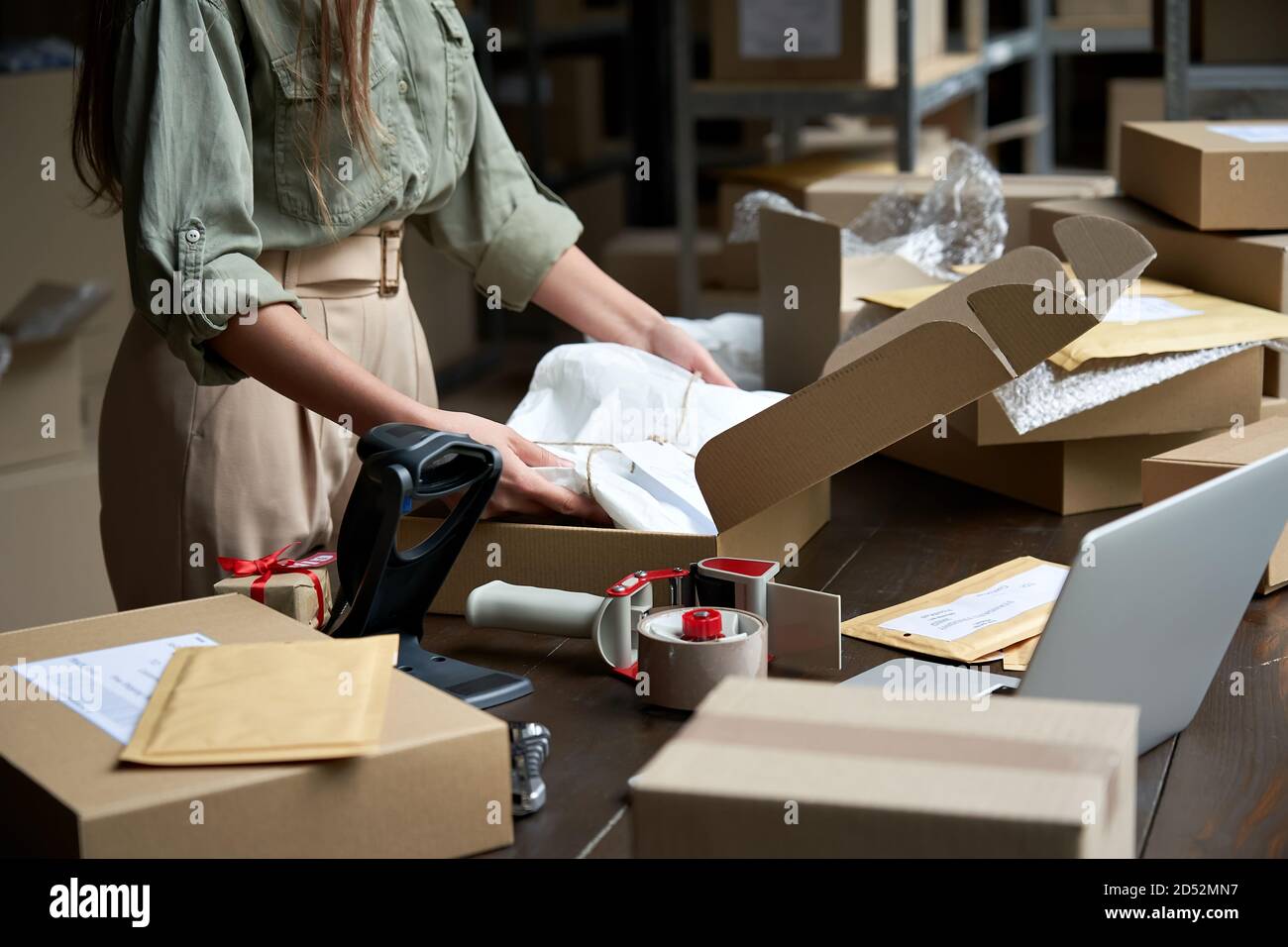 Femme en ligne magasin propriétaire d'affaires emballage ecommerce boîte d'expédition. Banque D'Images
