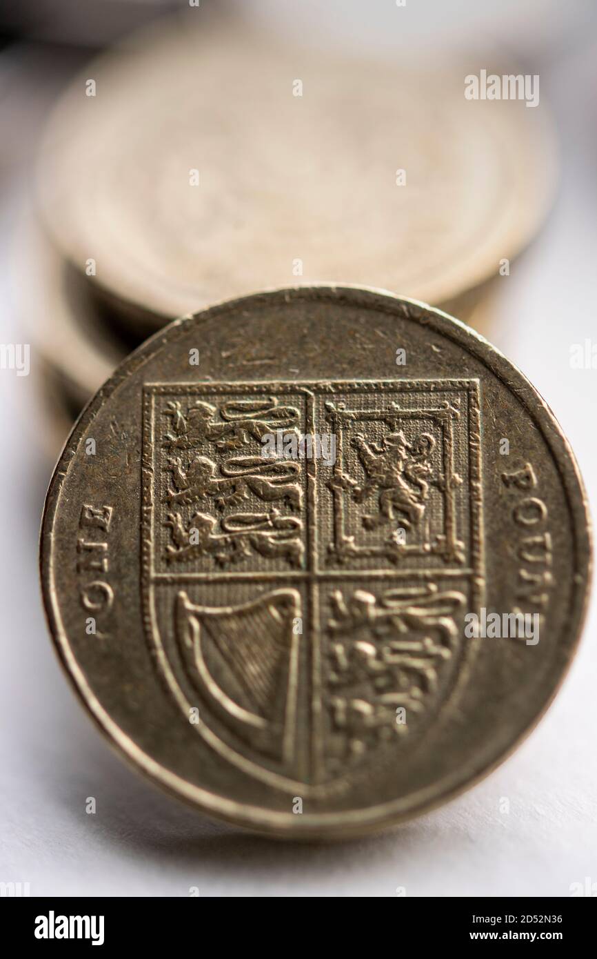 Gros plan sur le revers d'une vieille pièce de livre, qui n'est plus en cours légal au Royaume-Uni Banque D'Images