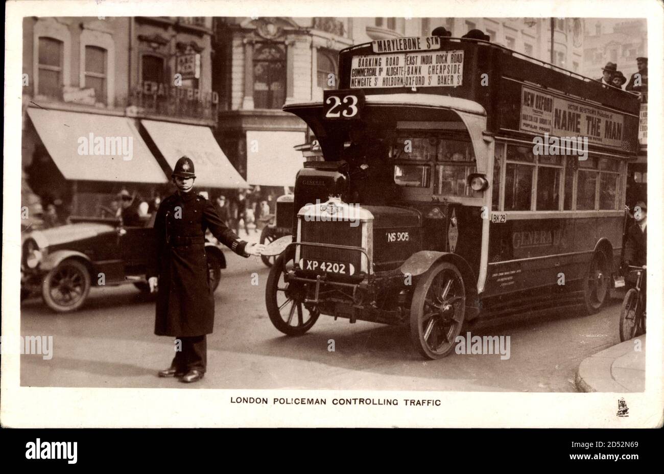 London City, policier contrôlant le trafic, Verkehrspolizist, bus, Tuck 3712 | utilisation dans le monde entier Banque D'Images