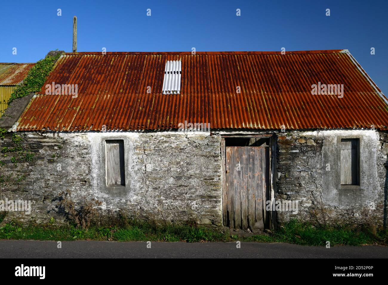 Ancienne maison en pierre,hangar,Outhouse,délabré,decorpit,Red rouillé toit galvanisé,tôle,rustique,porte en bois,porte en bois,RM Irlande Banque D'Images