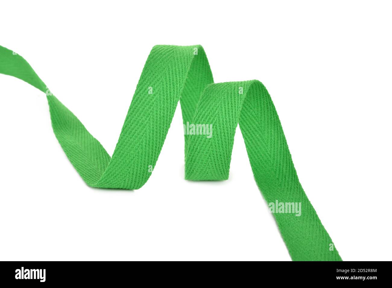 Ruban torsadé en coton vert tresse Keeper sur fond blanc. Ruban adhésif pour la couture de vêtements. Banque D'Images