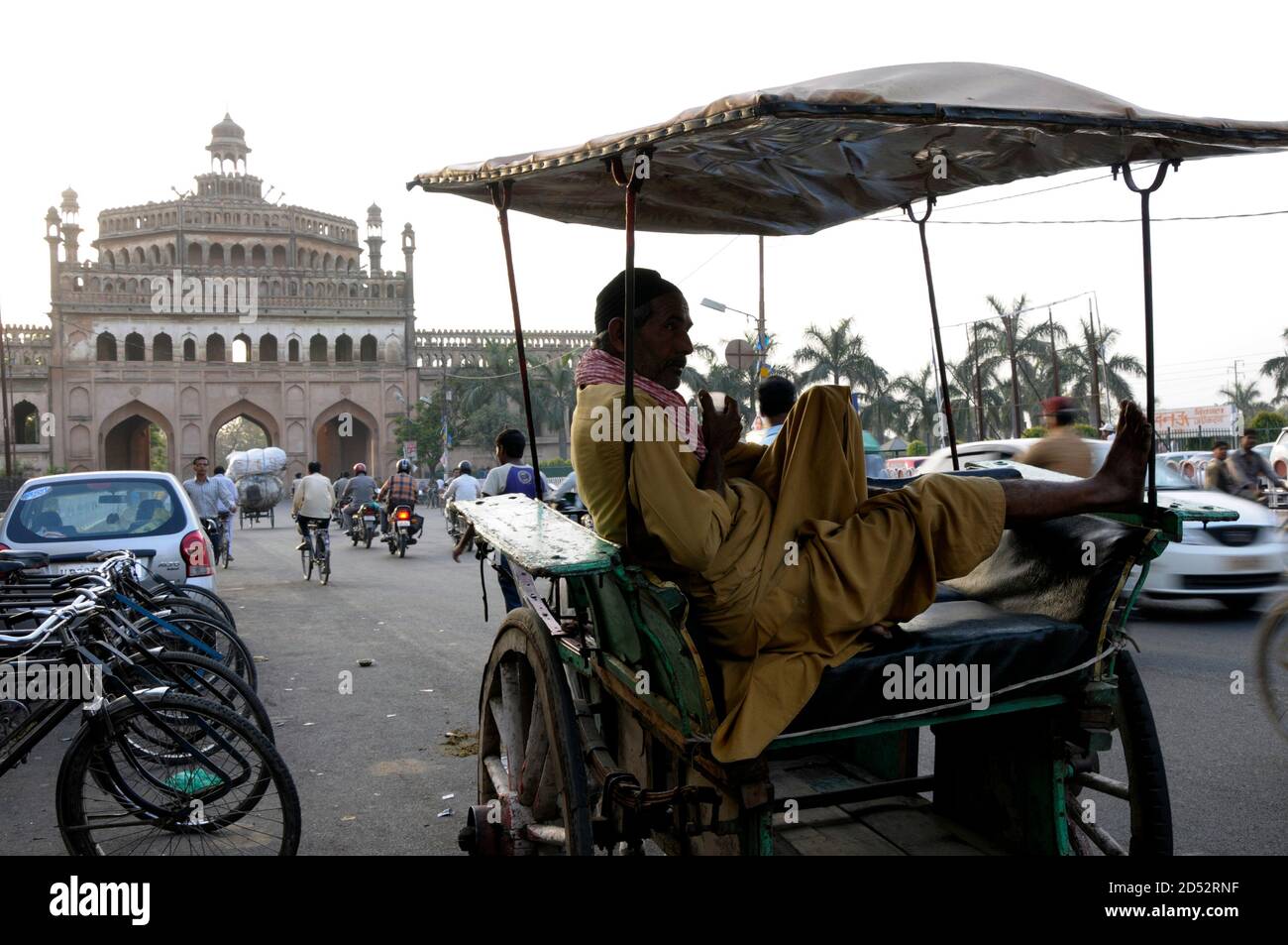 Un pilote de chariot à cheval attend les clients près de l'historique Rumi Darwaza à Lucknow, Uttar Pradesh (UP). Les monuments historiques de Lucknow ont été construits Banque D'Images