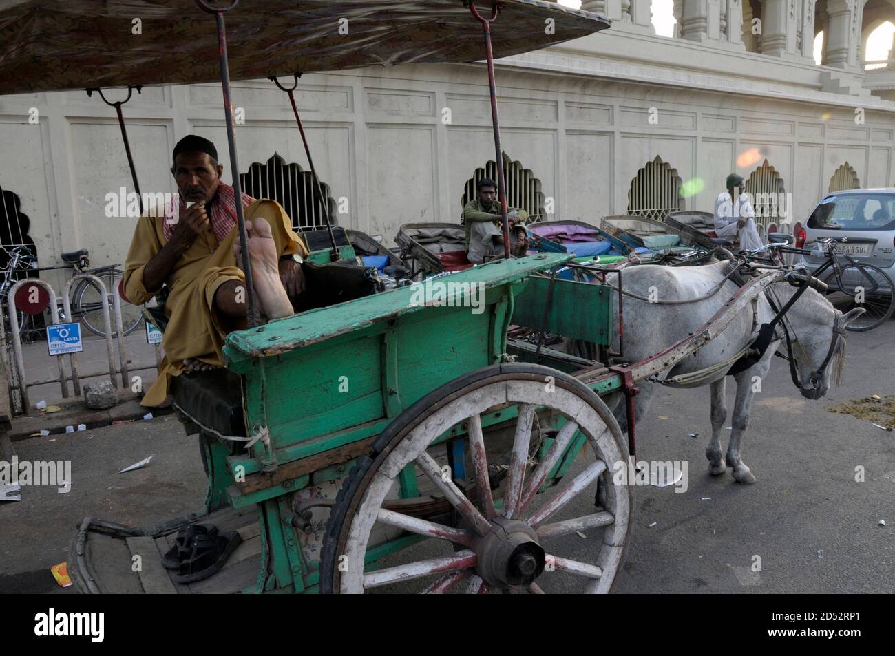 Un pilote de chariot à cheval attend les clients près de l'historique Rumi Darwaza à Lucknow, Uttar Pradesh (UP), Inde. Photo: Sondeep Shankar Banque D'Images
