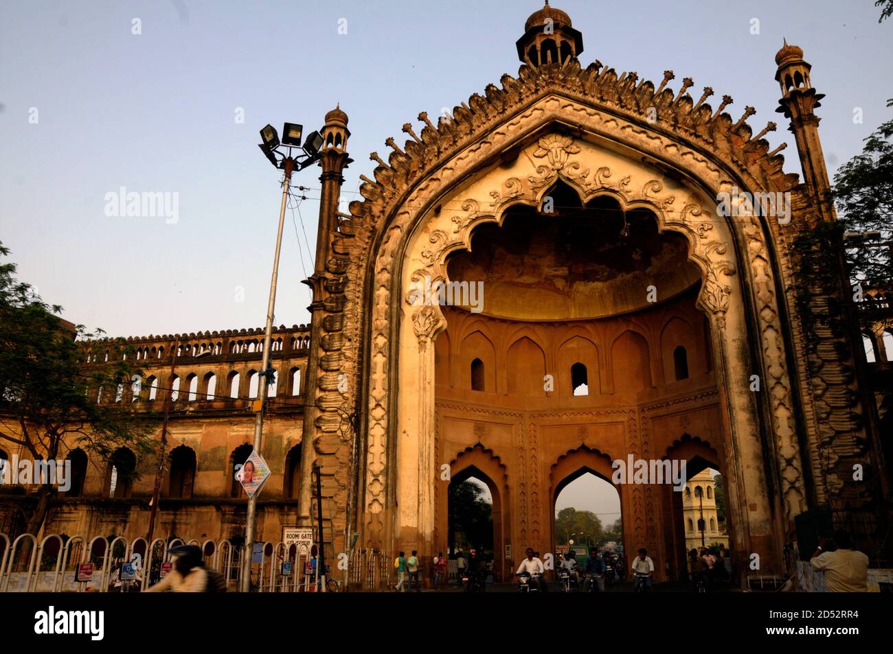 L'historique Rumi Darwaza, à Lucknow, dans l'Uttar Pradesh, en Inde, est une passerelle imposante qui a été construite sous le patronage de Nawab Asaf-UD-Daula en 1784 Banque D'Images