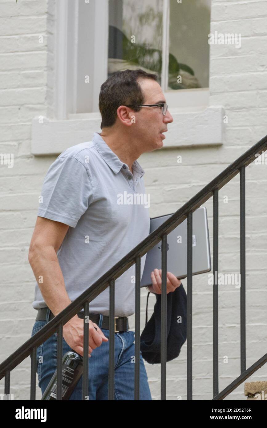 Washington, DC, le 6 mai 2018 -- Jared laisse le secrétaire au Trésor Steve Mnuchin à l'intérieur pour dîner. Photo par Liz Roll Banque D'Images