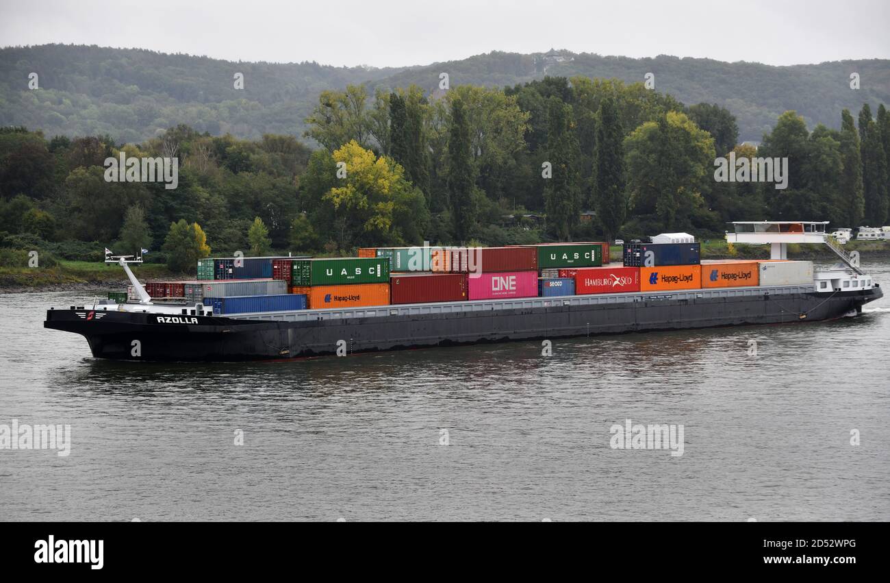 Barge transportant des conteneurs sur le Rhin près de Bonn in Allemagne Banque D'Images