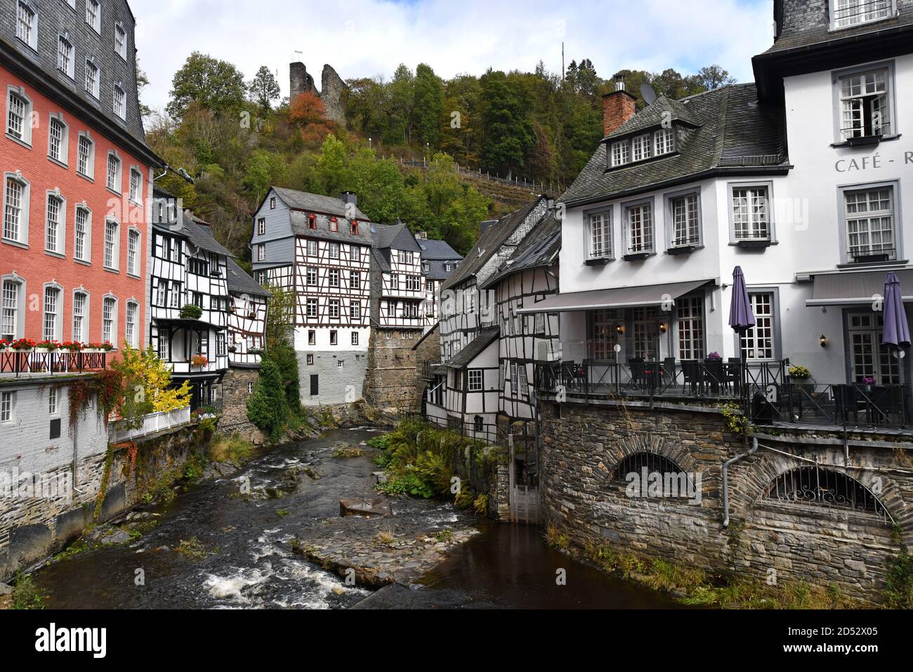 Rivière Rur et la Rotes Haus à Monschau, Allemagne. Monschau, Allemagne Banque D'Images