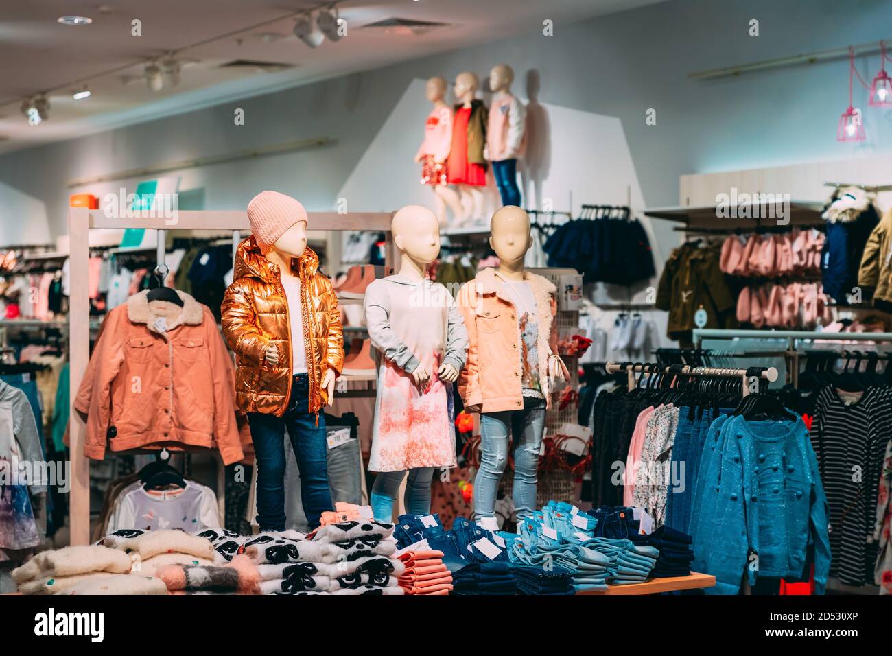 Mannequins habillés de vêtements décontractés pour femmes et colorés Vêtements  pour enfants sur les étagères et Hanger dans le magasin de shopping Centre  Photo Stock - Alamy