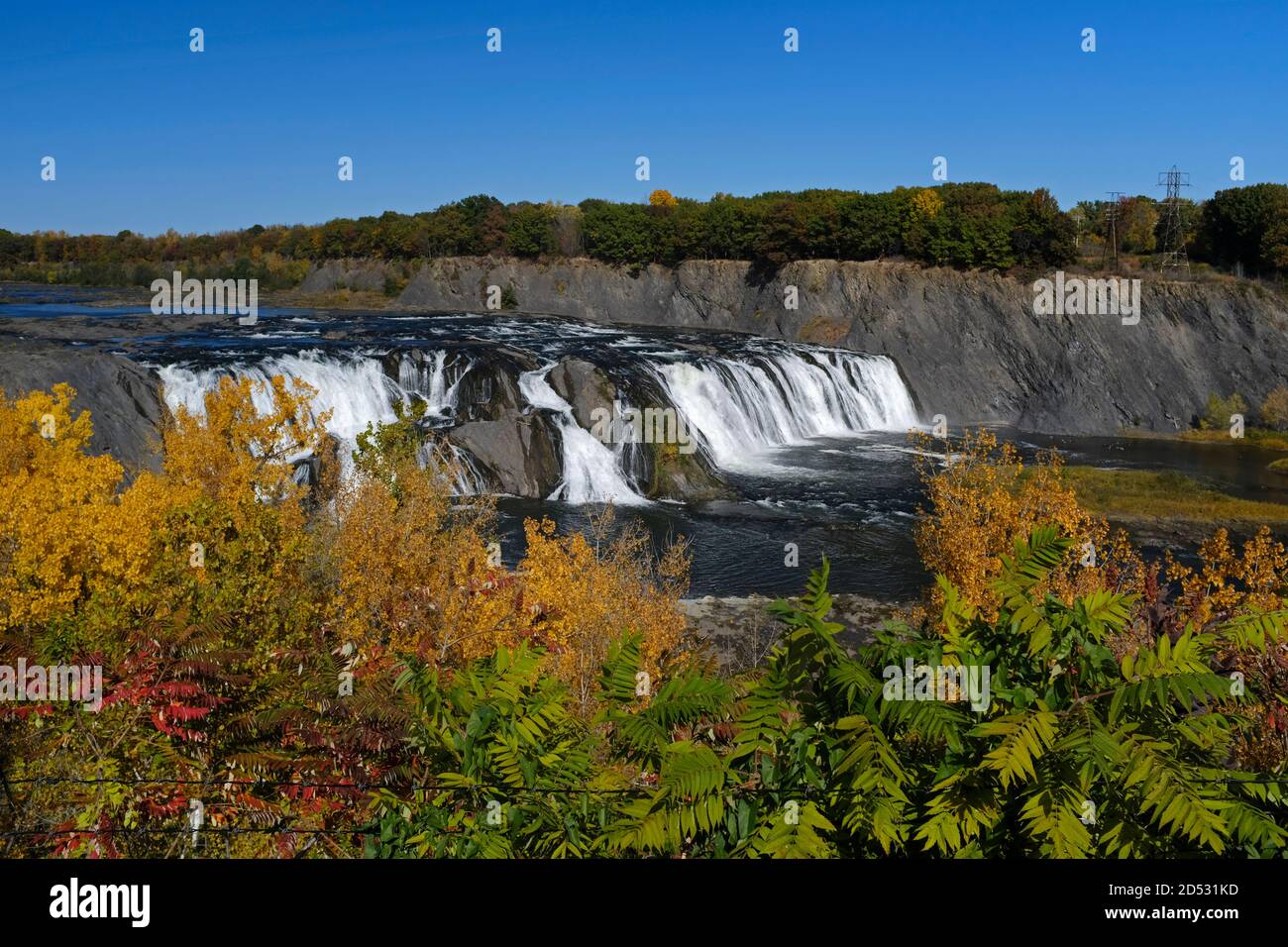 Vue sur les chutes de Cohoes en automne dans la ville de Cohoes, New York Banque D'Images