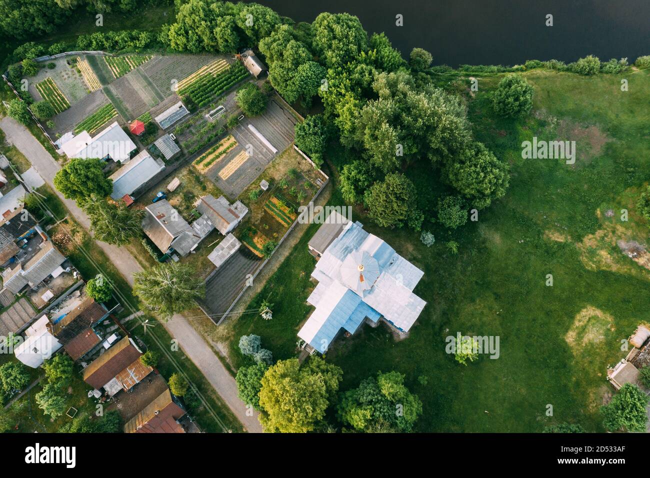 Golovintsy, région de Gomel (Bélarus). Vue aérienne du village avec l'Église Orthodoxe en bois de la protection de la Sainte Vierge, l'Intercession à l'Église Banque D'Images