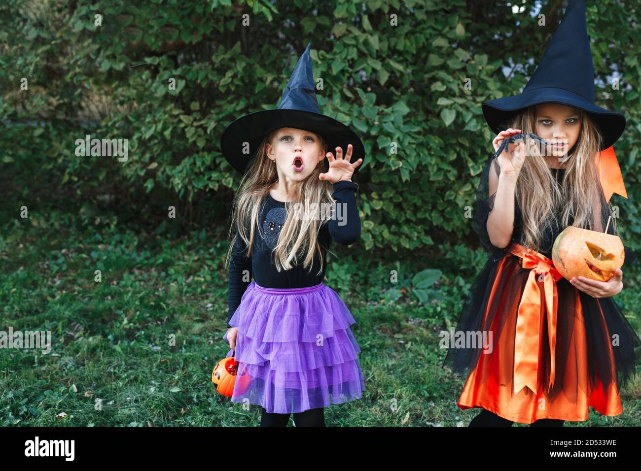Deux petites filles à Halloween partie ayant l'amusement à l'extérieur Banque D'Images