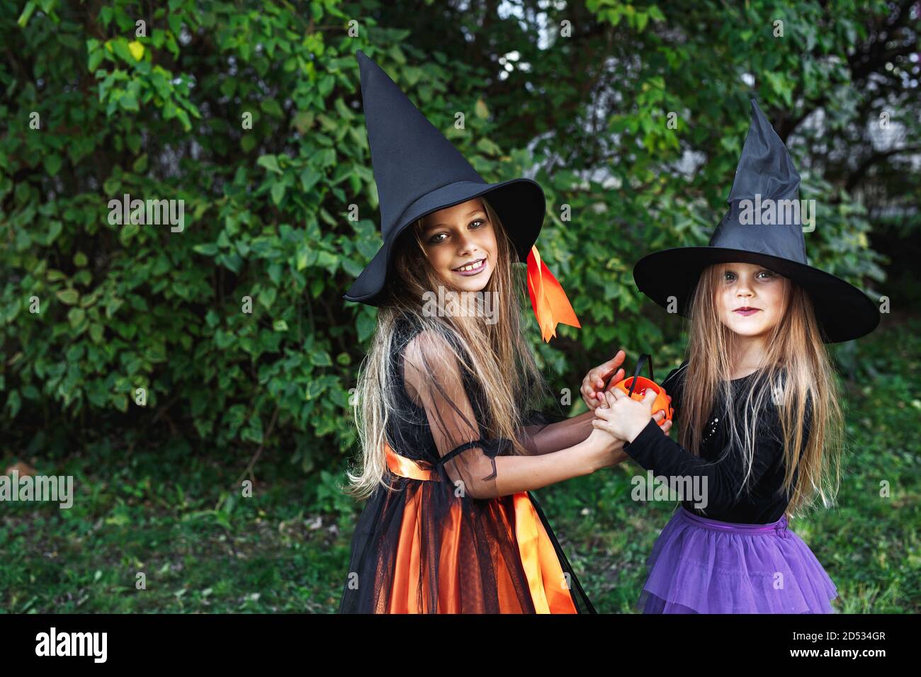 Les petits enfants de la fête d'Halloween s'amusent à l'extérieur Banque D'Images