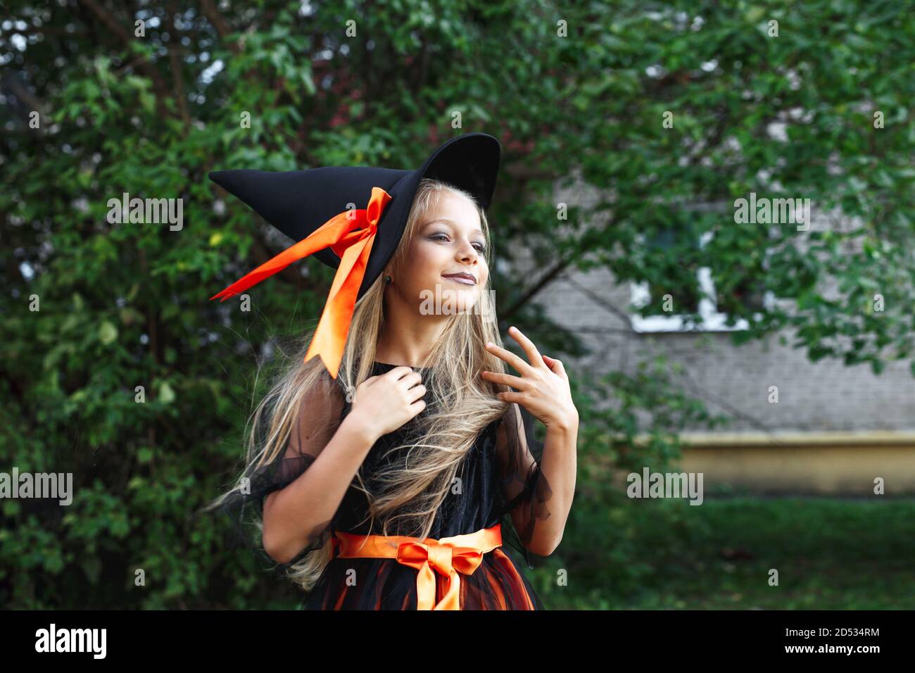 Petite fille en costume de sorcière à l'extérieur. Joyeux Halloween Banque D'Images