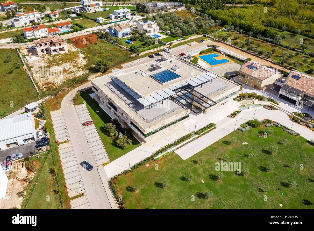 VODNJAN, CROATIE - 6 OCTOBRE 2020 - le campus moderne de la société informatique mondiale Infobip avec toutes les installations qui l'accompagnent, vue aérienne, Istria, Cro Banque D'Images