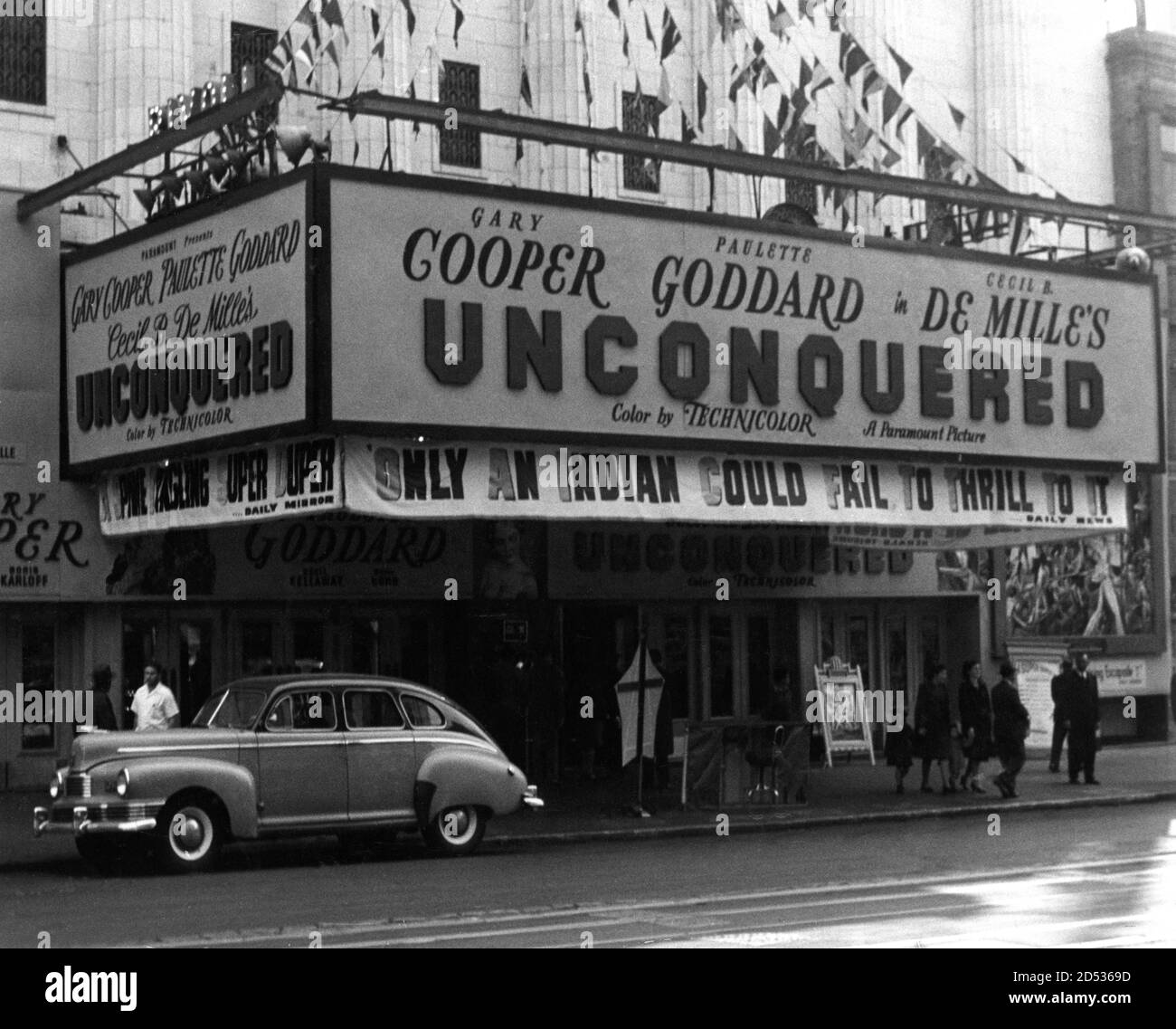 Unknown American Movie Theatre / Cinema montrant GARY COOPER PAULETTE GODDARD et BORIS KARLOFF dans UNCONQUIED 1947 réalisateur CECIL B. Demille roman Neil H. Swanson musique Victor Young Paramount Images Banque D'Images