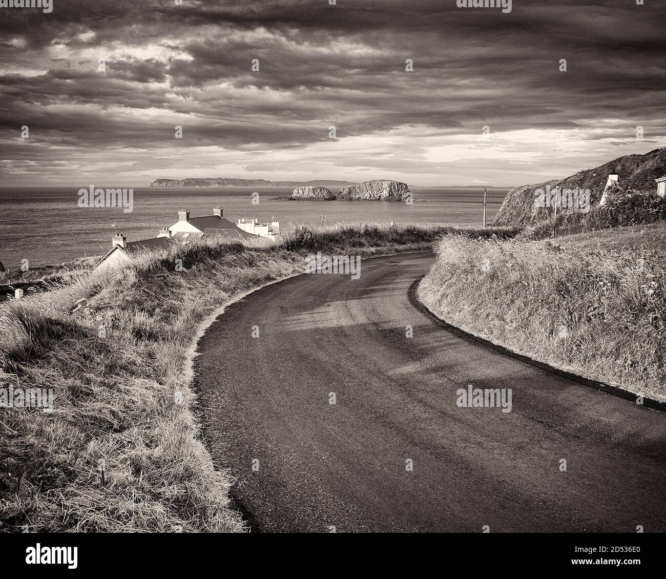 Curved Seaside Road, Rathlin Island, Irlande du Nord, Royaume-Uni Banque D'Images