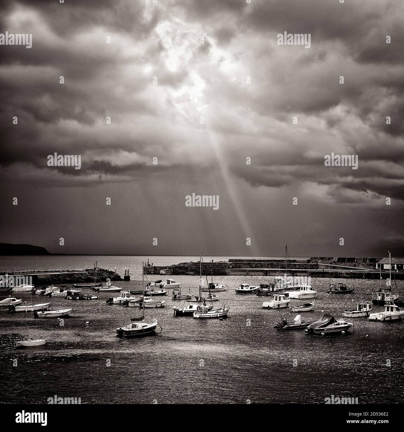 Light Ray à travers des nuages spectaculaires au-dessus de Harbour, Portrush, Irlande du Nord, Royaume-Uni Banque D'Images