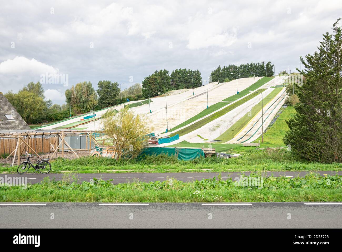 Colline avec pente artificielle pour les sports d'hiver. Banque D'Images