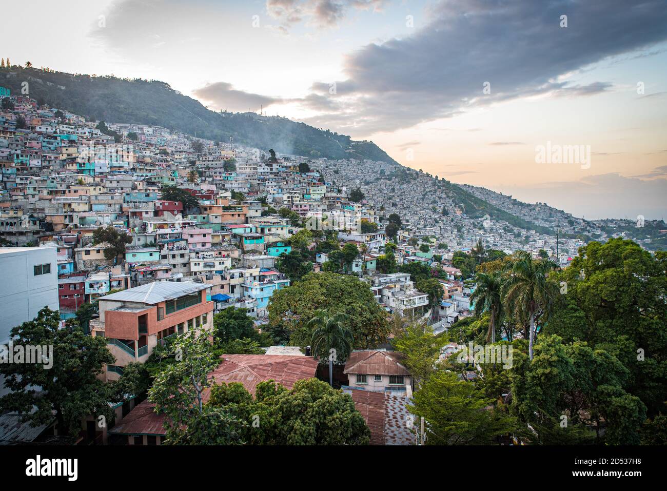 Maisons colorées, bidonville de Jalousie, Petionville, Port-au-Prince, Ouest, Haïti Banque D'Images