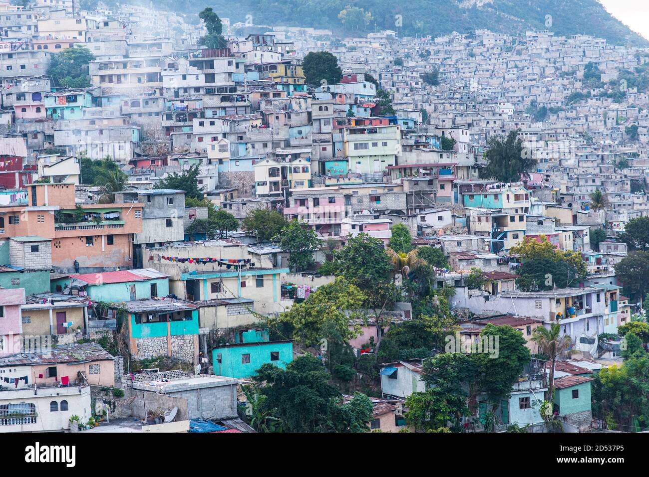 Maisons colorées, bidonville de Jalousie, Petionville, Port-au-Prince, Ouest, Haïti Banque D'Images