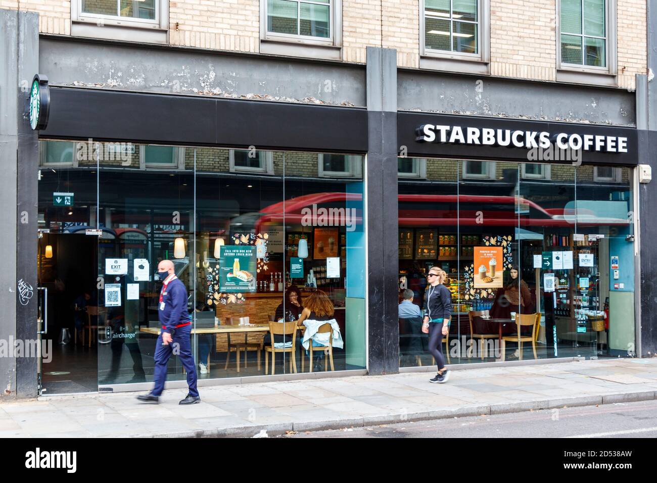 Café Starbucks sur Pentonville Road, King's Cross, Londres, Royaume-Uni Banque D'Images