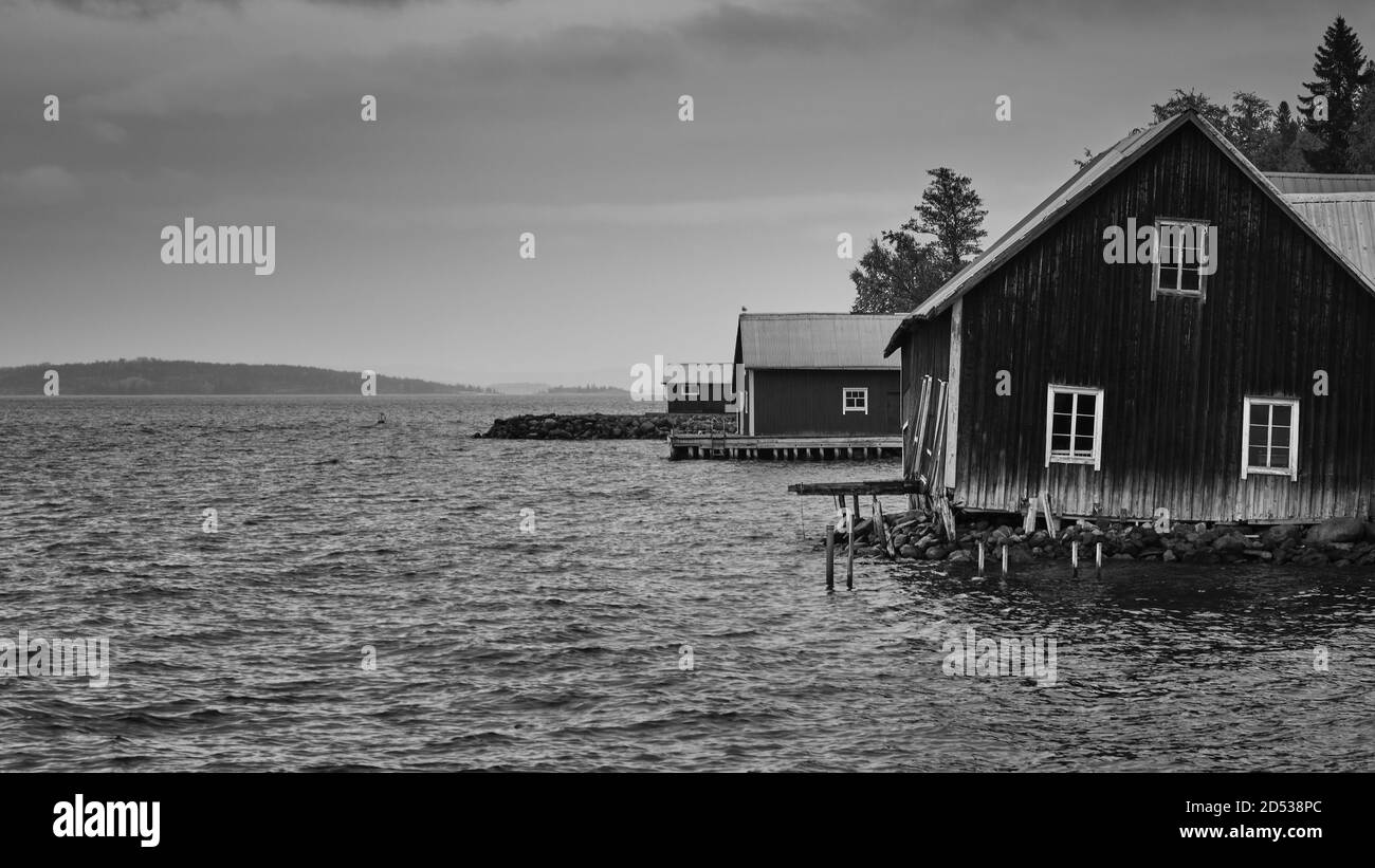 vieux hangar à bateaux cassé au bord de la mer par une journée nuageux Banque D'Images