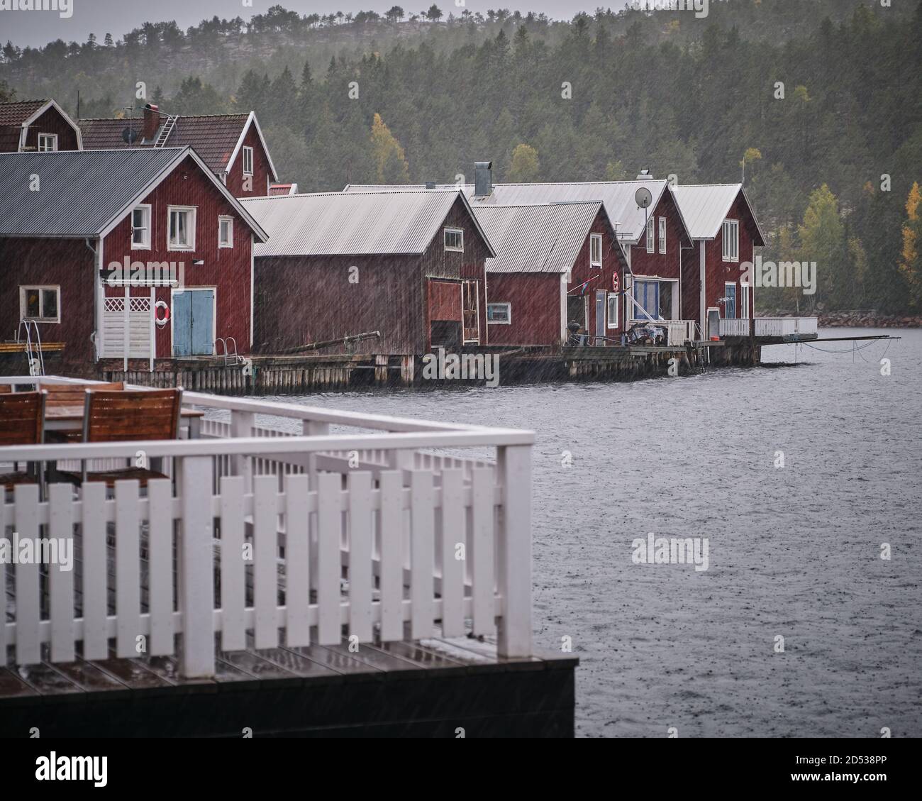 cabanes de pêche rouges au bord de la mer par jour de pluie Banque D'Images