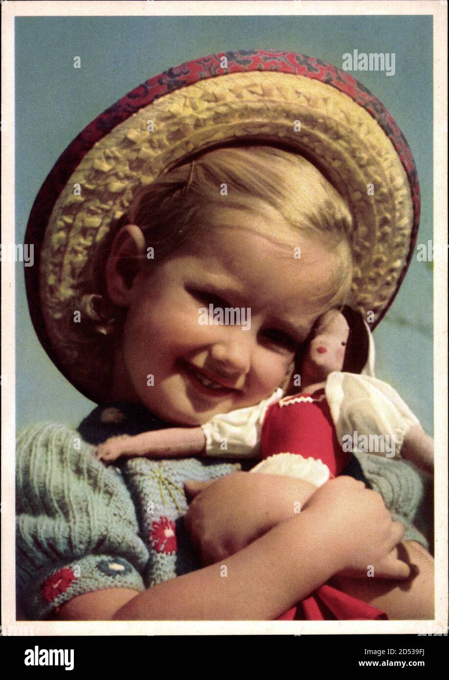 Junges Mädchen mit ihrer Puppe, Strohhut, Umarmung | utilisation dans le monde entier Banque D'Images