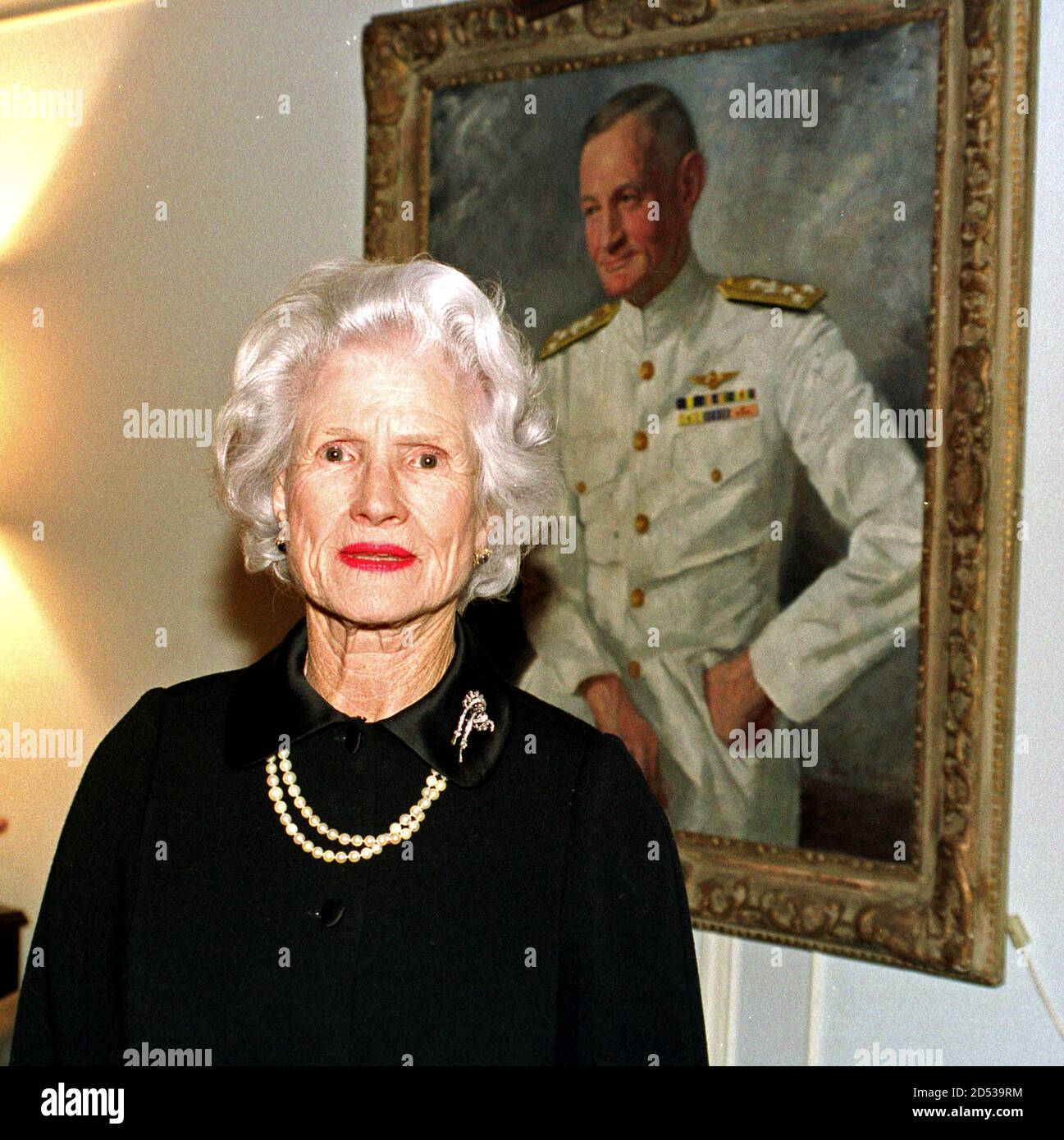 Mme John S. McCain, Jr. (Roberta), pose devant un portrait de son défunt mari, le défunt amiral John S. McCain, Jr. De la Marine américaine, Commandant en chef du Commandement du Pacifique (CINCPAC), dans son appartement à Washington, DC, le 18 février 2000. Son fils est le sénateur américain John S. McCain, III (républicain de l'Arizona). Crédit: Ron Sachs/CNP | usage dans le monde entier Banque D'Images