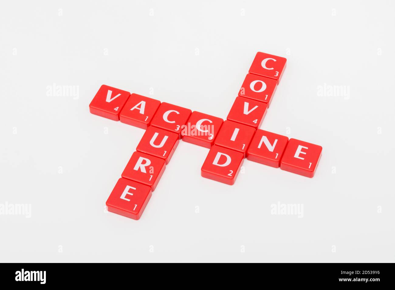 Matrice de carreaux de lettre rouge pour Covid 19, covid de guérison et vaccin coronavirus/covid sur fond blanc cassé. Pour battre le redoutable Covid 19. Banque D'Images