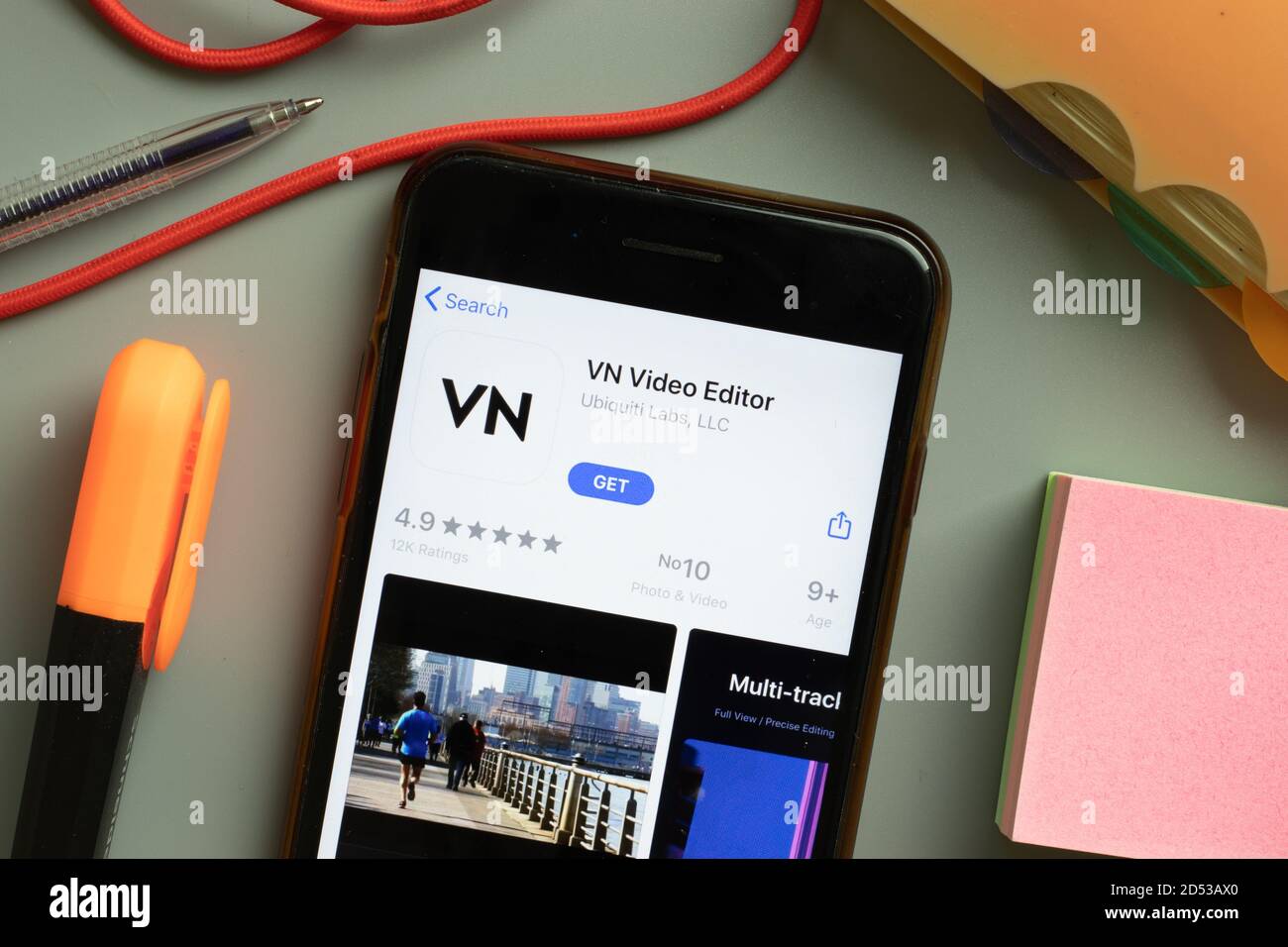 New York, Etats-Unis - 29 septembre 2020 : VN Video Editor Mobile App logo sur l'écran du téléphone gros plan, illustratif Editorial Banque D'Images
