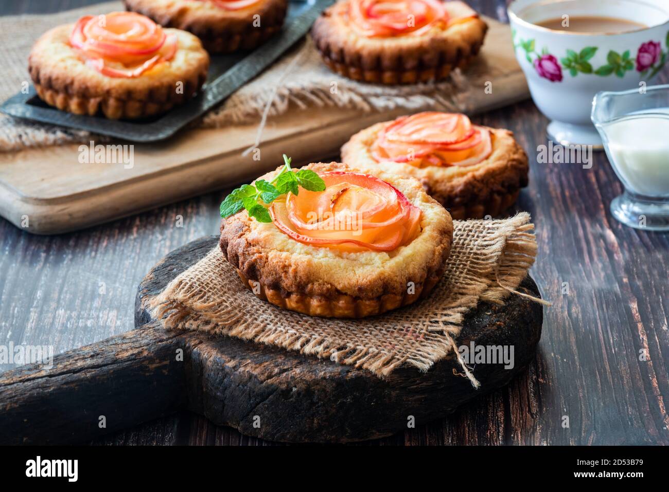 Mini-tartes aux amandes avec des tranches de pomme disposées dans une rose Banque D'Images