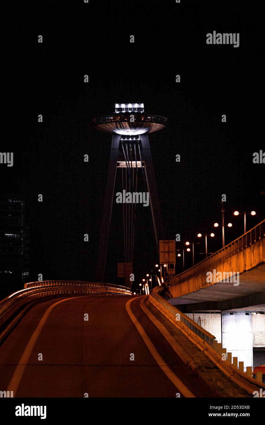 Pont SNP à Bratislava pendant la nuit qui ressemble à un OVNI Banque D'Images