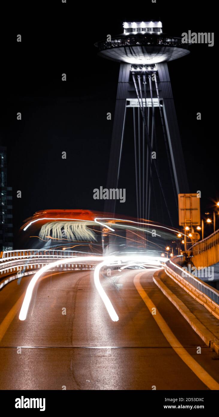 Bus de transport en commun pendant la nuit avec le pont SNP dans le arrière-plan Banque D'Images