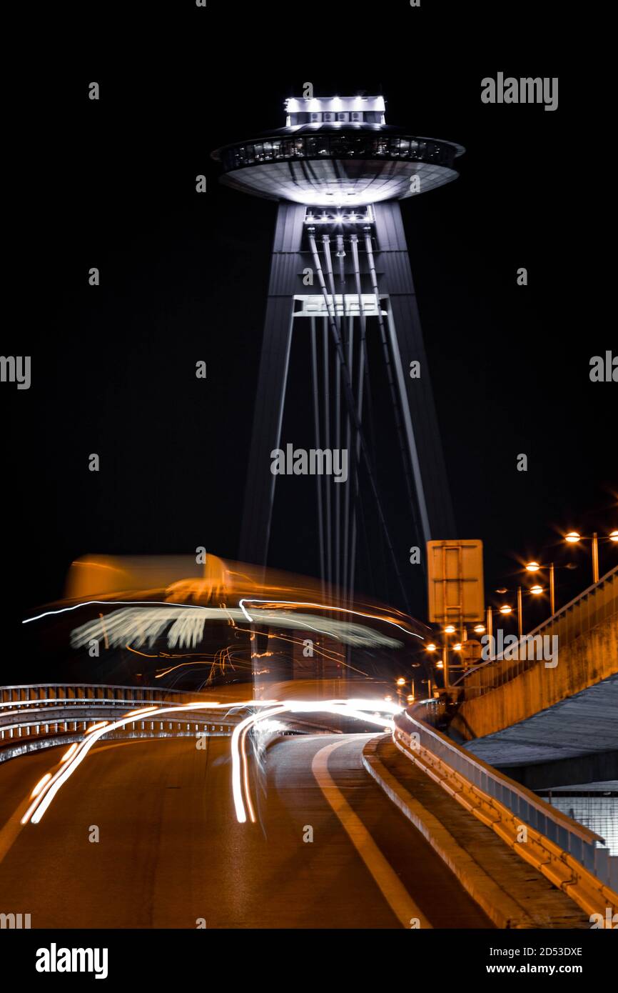Bus de transport en commun pendant la nuit avec le pont SNP dans le arrière-plan Banque D'Images