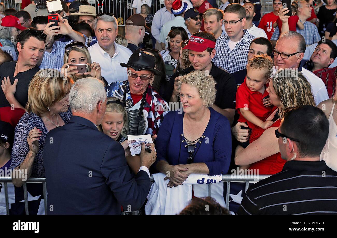 Sionsville, Indiana, États-Unis, le 16 juillet 2016 le gouverneur de l'Indiana, Mike Pence, signe un autographe pour l'un de ses partisans à son retour dans l'Indiana en tant que candidat républicain à la vice-présidence Banque D'Images
