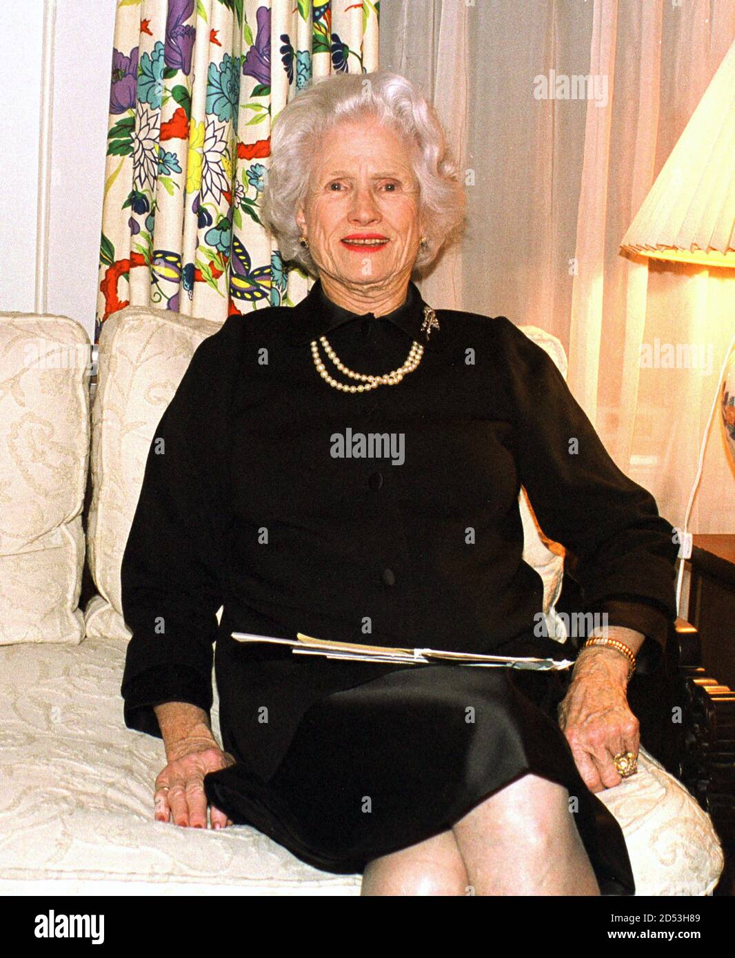 Mme John S. McCain, Jr. (Roberta), épouse de l'amiral de la marine des États-Unis John S. McCain, Jr., commandant en chef du Commandement du Pacifique (CINCPAC), et mère du sénateur américain John S. McCain, III (républicain de l'Arizona) dans son appartement à Washington, DC le 18 février 2000.Credit: Ron Sachs/CNP/MediaPunch Banque D'Images