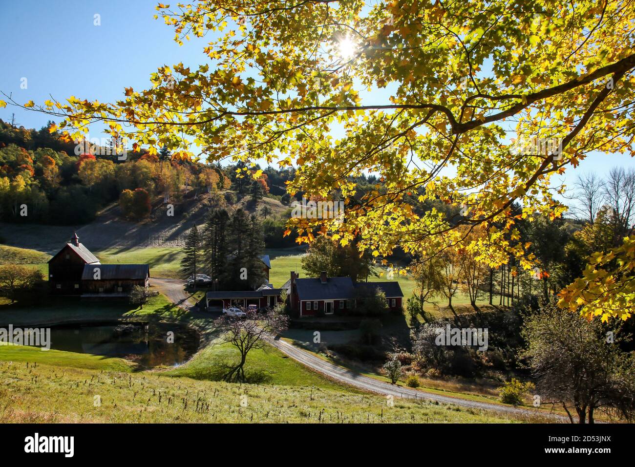 WOODSTOCK, POMFRET, VERMONT 9 OCTOBRE 2020 : couleurs d'automne avec Sleepy Hollow Farm sur Cloudland Road à l'automne à Woodstock, Vermont, Nouvelle-Angleterre, Banque D'Images